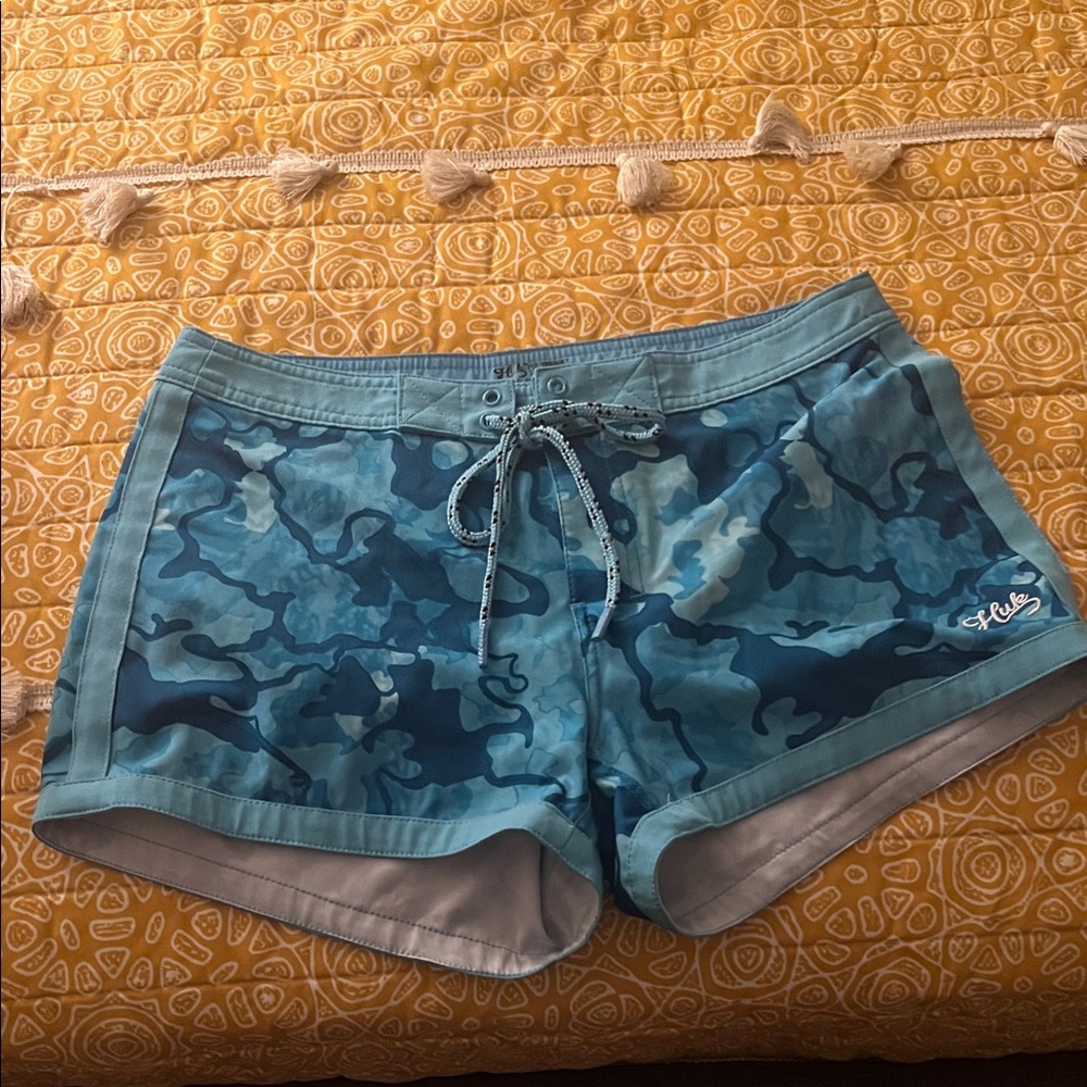 #1483+ Huk Women's Teal and Navy Camo Athletic Shorts - Picture 6 of 10
